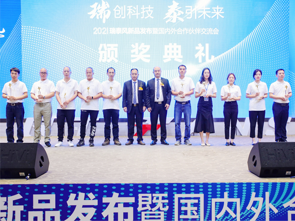 優(yōu)秀員工頒獎(jiǎng)合影